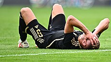 Spar�anský úto�ník Jan Kuchta le�í na trávníku po faulu libereckého stopera...