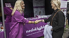 První dáma Eva Pavlová nav�tívila stánek nadace Nedoklubko