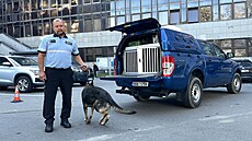 Kynolog a policejní psovod David Vedral se speciálním členem týmu Pitou, který...
