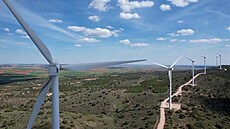 ína je jednikou ve vtrné energii. Plánuje dalí rozvoj elektráren