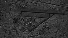 Satelitní snímek letecké základny Kresty v Pskovské oblasti v Rusku (30. srpna...