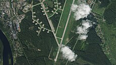 Satelitní snímek ukazuje leteckou základnu v Pskov po útoku dronu (31. srpna...