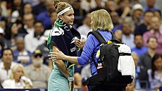 Fyzioterapeutka odvádí Marii Bouzkovou do útrob stadionu bhem tetího kola US...