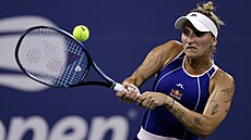 Markéta Vondrouová hraje forhend ve tetím kole US Open.