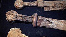 Izraeltí archeologové ukazují tyi mee z doby ímské nalezené pi nedávných...