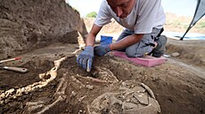 Archeologové objevili v Ostro�ské Lhot� na Uherskohradi��sku kostry staré...