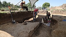 Archeologové objevili v Ostro�ské Lhot� na Uherskohradi��sku kostry staré...
