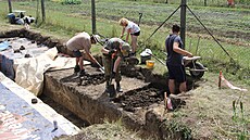 Archeologové objevili v Ostro�ské Lhot� na Uherskohradi��sku kostry staré...