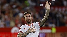 Sergia Ramose po p�estupu do Sevilly vítají fanou�ci na stadionu. Hrá� se do...