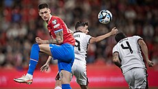 Tomá� �van�ara (vlevo) po jednom z hlavi�kových souboj� v kvalifika�ním utkání...