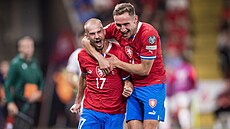 Václav erný (vlevo) slaví svj gól v zápase eska proti Albánii s Janem...