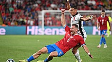 Český obránce Vladimír Coufal padá po jednom ze soubojů v utkání proti Albánii.