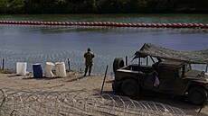 Soud naídil Texasu odstranit bariéru proti migrantm na ece Rio Grande. (7....