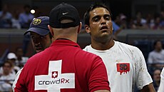 Zdravotníci na newyorském US Open o�et�ují diváka, který zkolaboval b�hem...