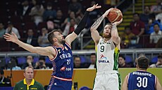 Ignas Brazdeikis (9) z Litvy st�ílí na srbský ko�, brání ho Marko Guduri� (23).