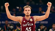 Lotyský basketbalista Arturs agars se raduje.