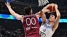 Italský basketbalista Luca Severini (vpravo) se tlaí k lotyskému koi pes...
