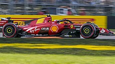 Carlos Sainz Jr. z Ferrari bhem tréninku v Monze
