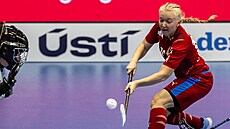 �eská florbalistka Eli�ka Trojánková v zápase s Finskem