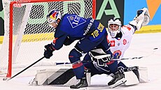 Patrick Hager z Mnichova ohro�uje vítkovického gólmana Luká�e Klime�e.