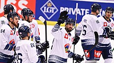 Hokejisté Vítkovic se radují z vít�zství. Uprost�ed je Petr Gewiese.