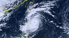 Satelitní snímek tajfunu Saola, který se pohybuje na sever smrem k Tchaj-wanu...