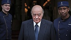 Miliardá Mohamed Al-Fayed s hotelovým personálem etzce Ritz v Paíi (27....