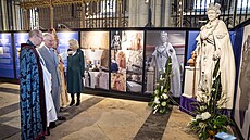 Král Karel III. si prohlíží zmenšenou repliku sochy královny Alžběty II. (9....