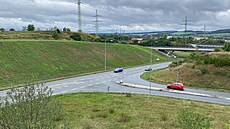 U odbo�ení do Skvr�an ze západního okruhu se objeví zna�ka sni�ující maximální...