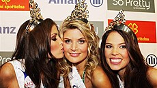 První eská vicemiss Tereza Budková (vlevo), eská Miss 2009 Iveta Lutovská a...