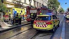 Tramvaj srazila chodce v Ječné ulici, poblíž zastávky Štěpánská (8. září 2023)
