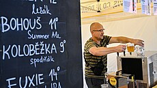 V Holeovické trnici zaal Nomad Beer Festival, tetí roník festivalu...