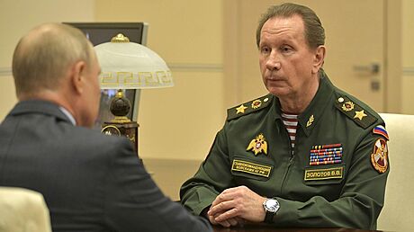 Vrchní velitel ruské Národní gardy Viktor Zolotov v rozhovoru s Vladimirem...