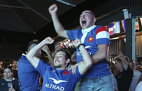 Francouztí píznivci proívají úspch národního ragbyového týmu v zápase MS...