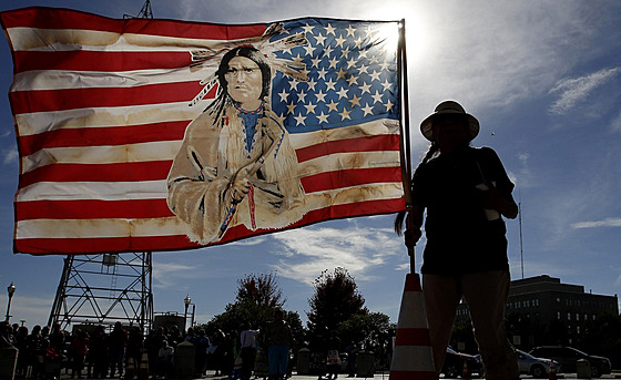 Proti stavb protestují pedevím lenové kmene Sioux ijící v rezervaci...