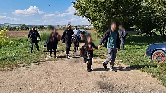 Policisté objevili migranty v okolí. (15. záí 2023)