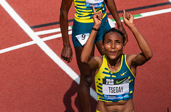 Etiopanka Gudaf Tsegayová slaví vítzství v bhu na 5000 metr na mítinku...