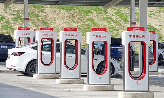 Jak vozy Tesla, tak jejich nabíječky jsou ve Švédsku terčem nátlaku odborářů