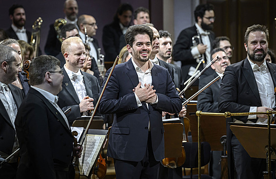 �lenové Izraelské filharmonie a její hudební �editel Lahav �ani
