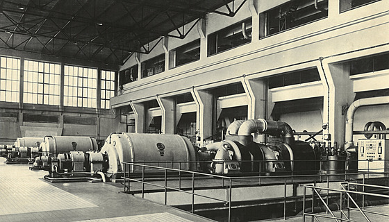 Hala strojovny v Komoanech se temi turbínami (60.-70. léta 20. století)