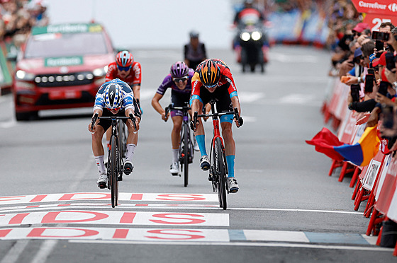 Nizozemský cyklista Wout Poels (Bahrain) v cíli dvacáté etapy Vuelty tsn...