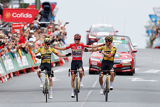 Americký �ampion Vuelty Sepp Kuss (v �erveném) dojí�dí do cíle 20. etapy mezi...