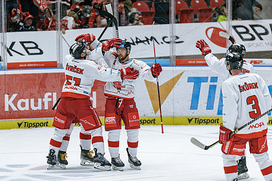 Hokejisté Olomouce oslavují vst�elenou branku.