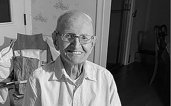 Zemel americký veterán Robert Muthersbaugh, bylo mu necelých 102 let.