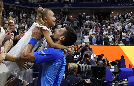 Srb Novak Djokovi slaví titul z US Open se svou dcerou Tarou.