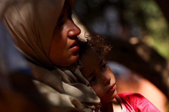 Matka v marockém Tinmelu utuje svého syna po niivém zemtesení, které zemi...