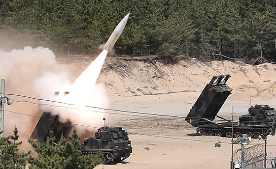 Testování amerických balistických raket ATACMS v Jiní Koreji (25. kvtna 2022)