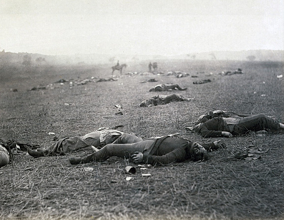 Sklize smrti. Slavná fotografie zobrazuje vojáky, kteí padli v prbhu bitvy...
