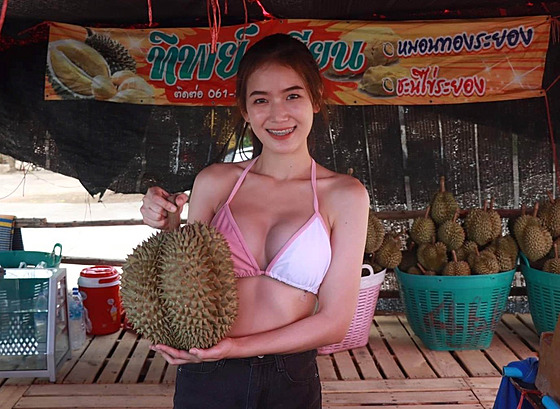 Sliná thajská prodejkyn durianu v rových bikinách se stala internetovou...
