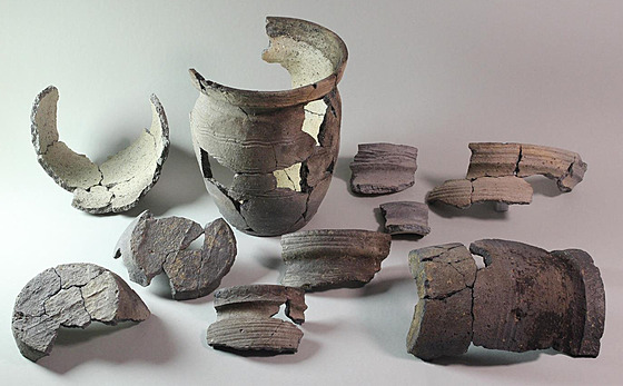 Vykopávky keramiky z archeologického nalezit ve Starém Mst u Bruntálu. (15....